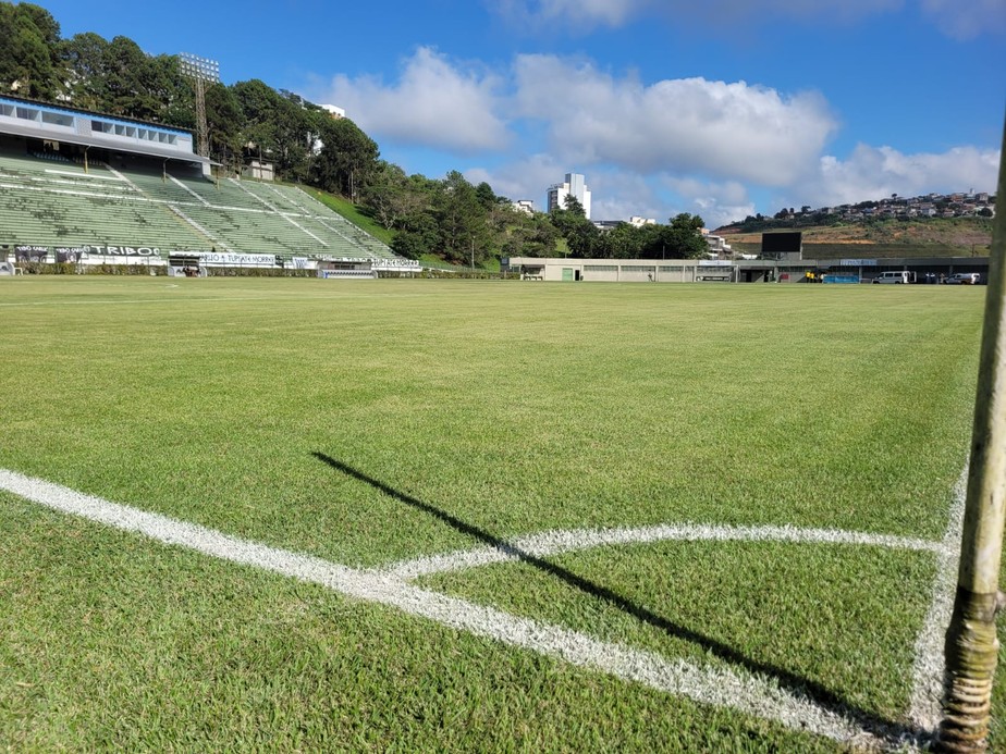 Estádio Municipal em festa com futebol americano