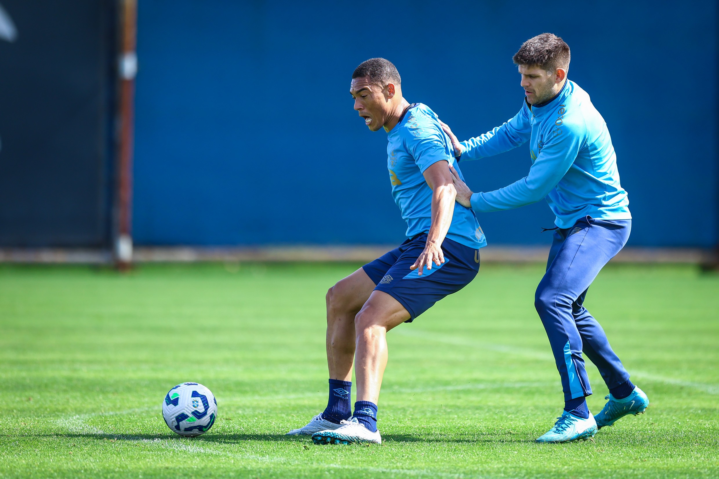 Chance para Carlos Vinicius e retorno de volante na escalação do Grêmio.
