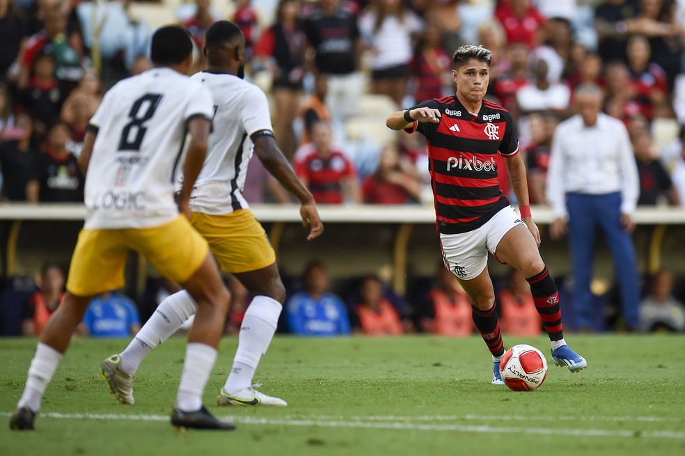 Luiz Araújo sobrou em campo pelo Flamengo contra o Volta Redonda