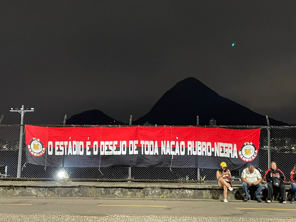 Torcedores levaram faixas para reunião na Gávea — Foto: Fred Gomes