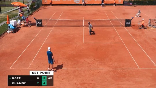 Funcionário atravessa a quadra em ponto decisivo e tenista perde o jogo; veja