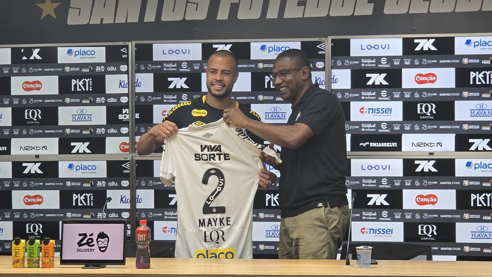 Mayke é apresentado com a camisa 2 do Santos — Foto: Pedro Hübner