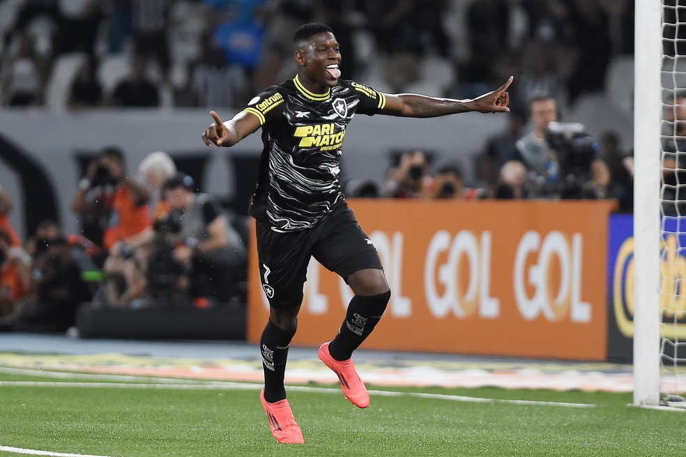 Luiz Henrique em ação pelo Botafogo contra o Vasco no Brasileirão.