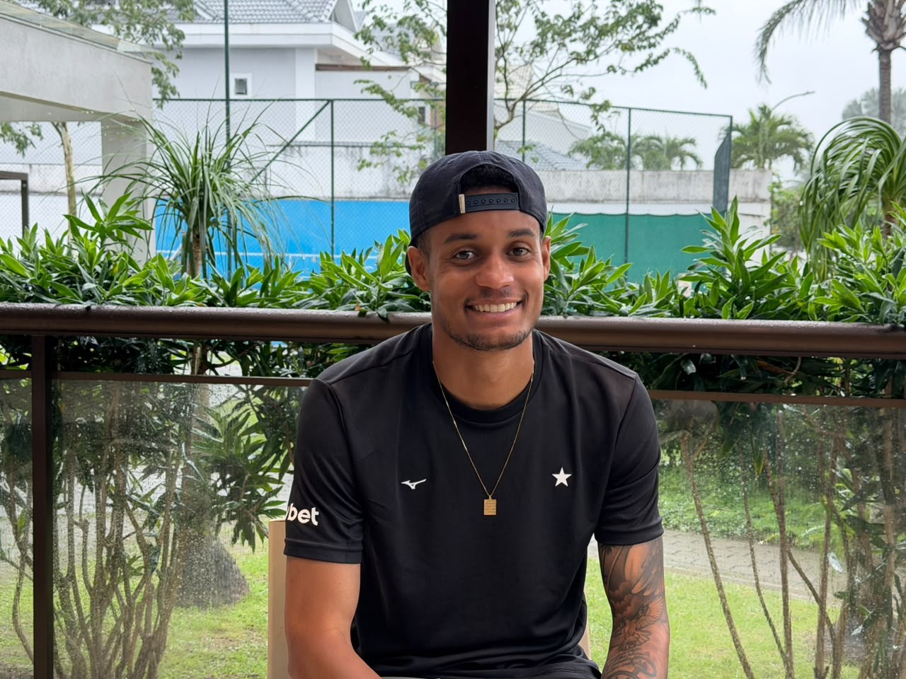 Paulinho revela ambição no Botafogo, destaca disputa por posição e elogia Telles: "Cara de caráter"