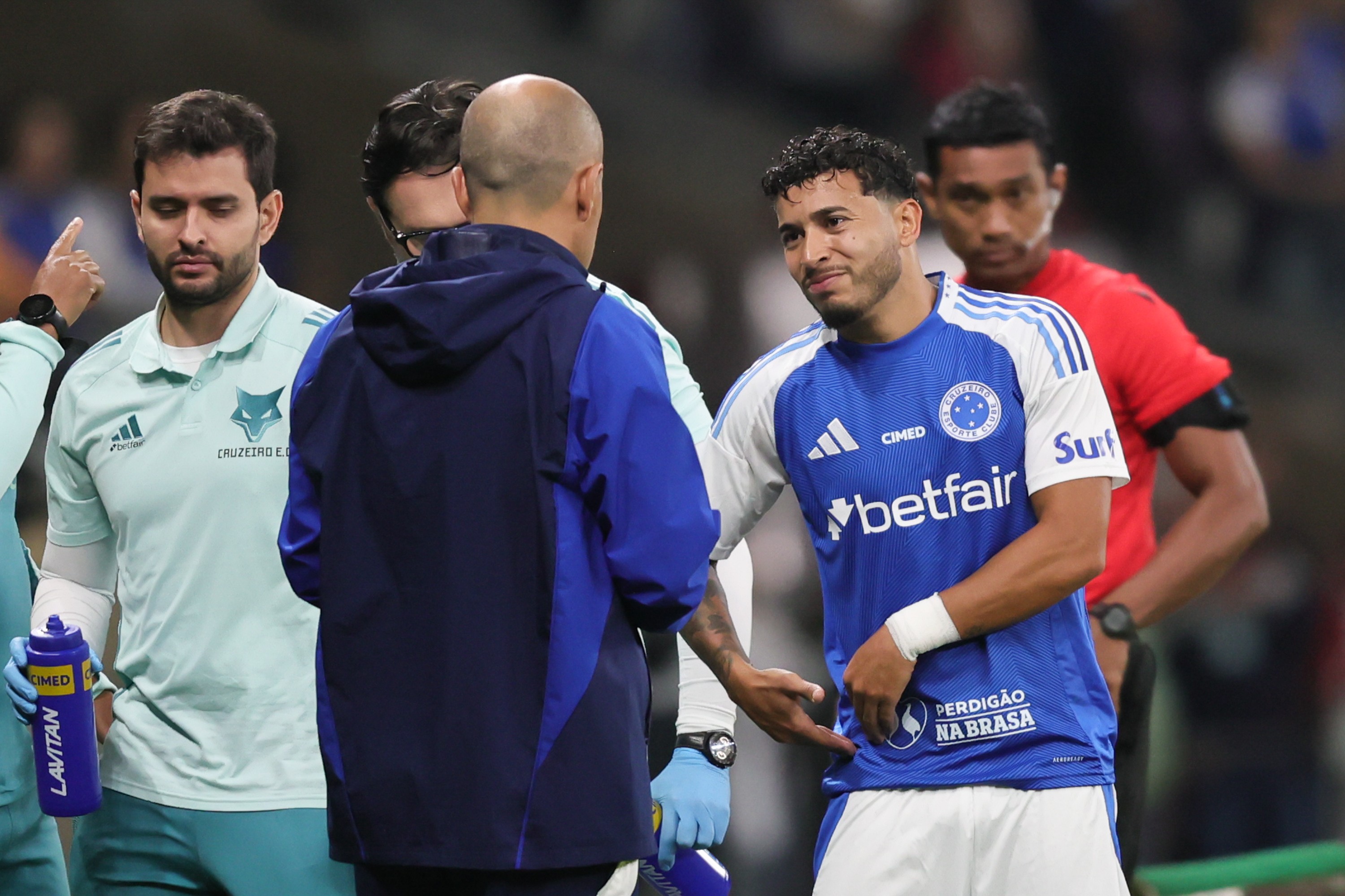 William retorna ao Cruzeiro após dividida com Kannemann resultar em sangramento interno no quadril.