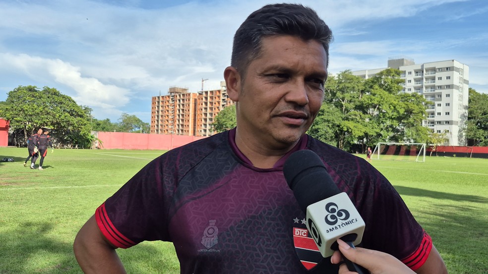 Treinador Sandro Macapá em atividade — Trem na Série D