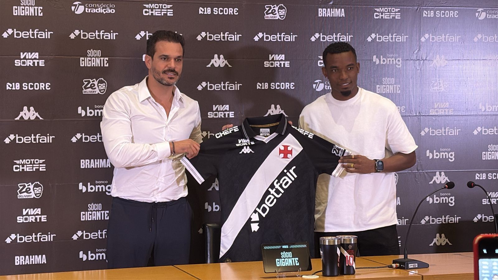 Thiago Mendes é apresentado e diz que escolheu o Vasco pelo projeto do clube: 