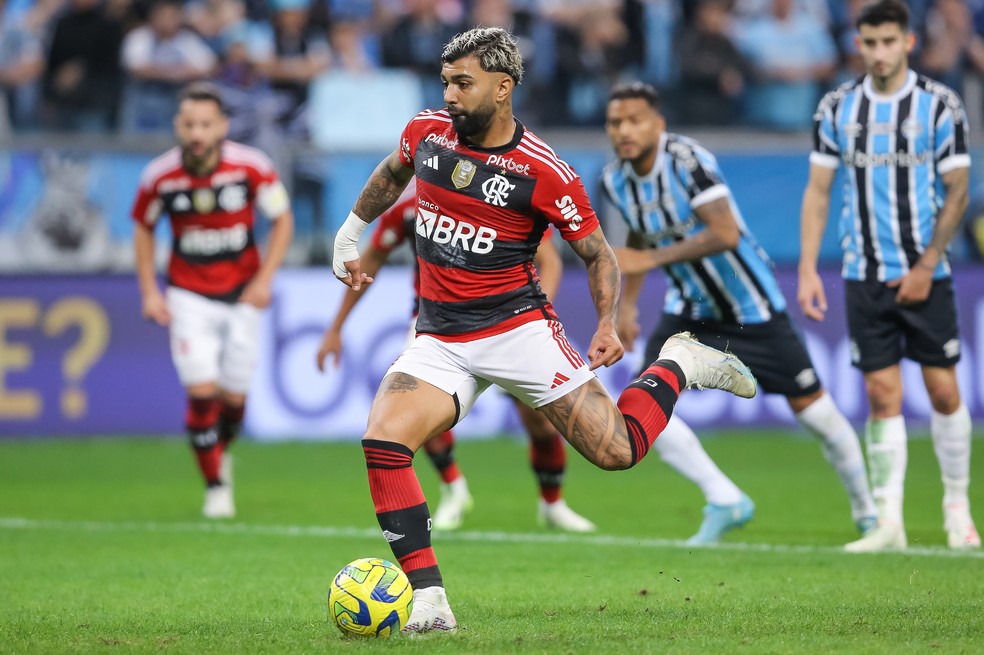 Gabigol cobra pênalti em Grêmio x Flamengo em 2023 — Foto: Pedro H. Tesch/AGIF