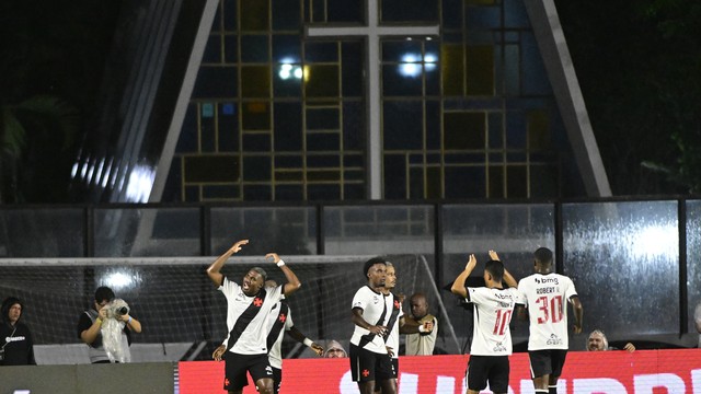 Jogadores do Vasco comemoram gol de Cuiabano contra o Palmeiras