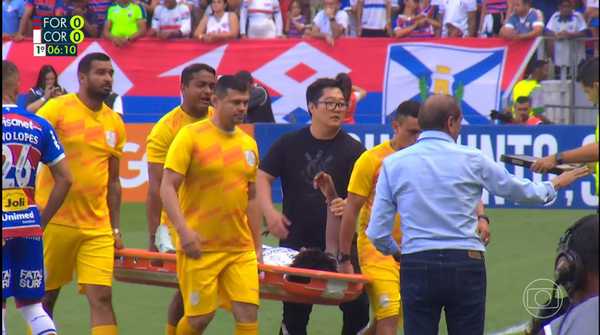 Talles Magno se lesiona no ombro e abandona partida do Corinthians.