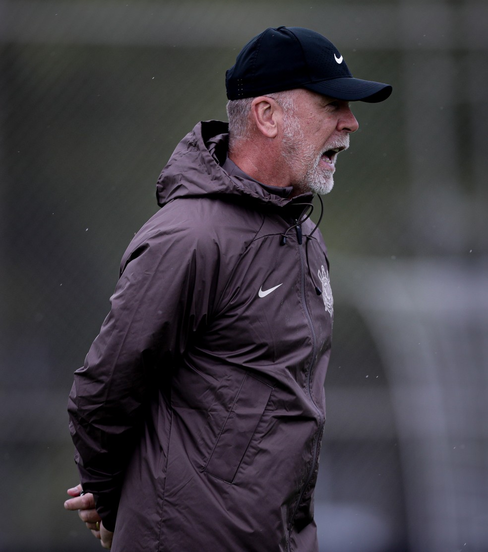 Mano Menezes orienta os jogadores do Corinthians no treino desta terça — Foto: Rodrigo Coca/Ag. Corinthians