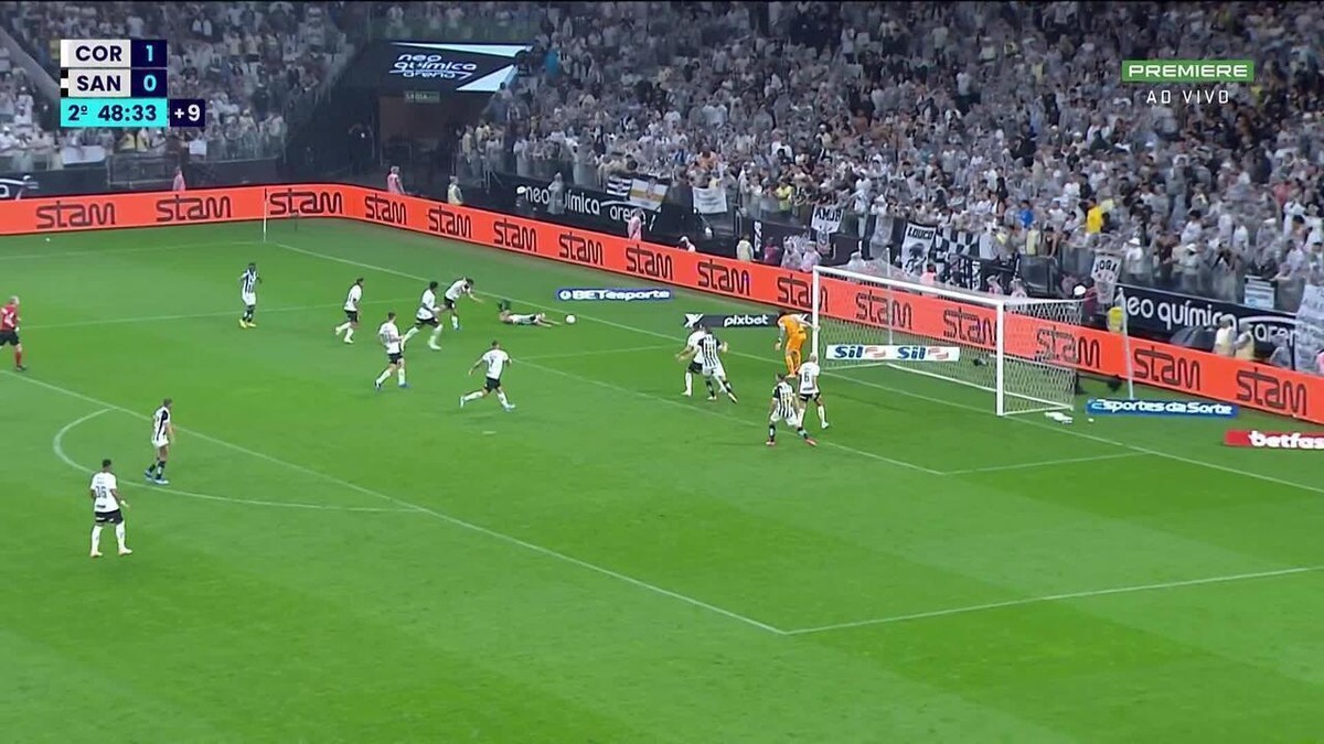 Torcida do Corinthians puxa vaias e faz protesto contra time e diretoria após empate com o Santos