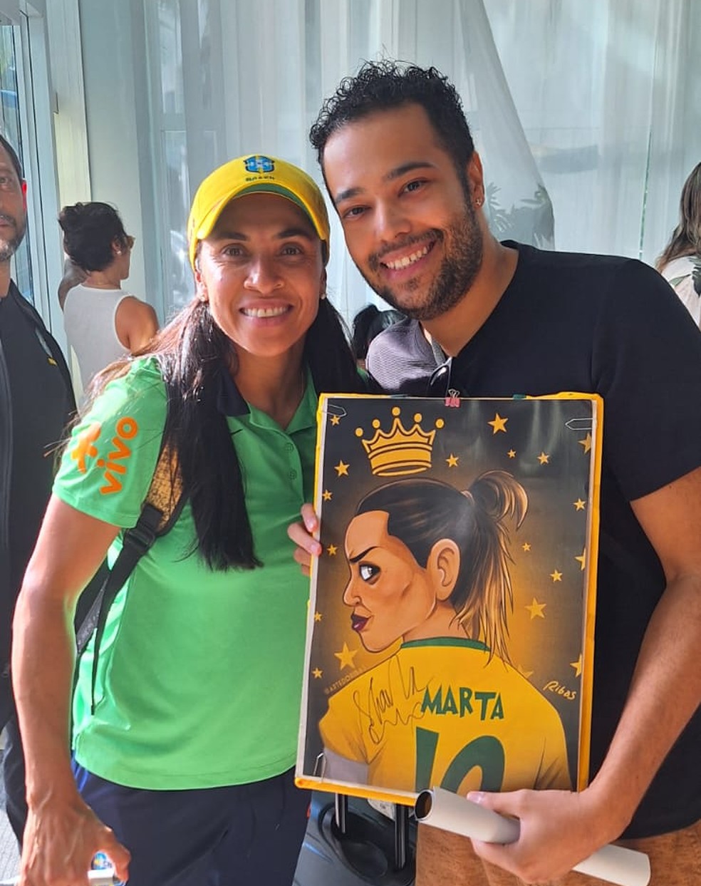 Rodrigo teve seu desenho autografado e tirou foto com a Rainha Marta — Foto: Gabrielle Gomes