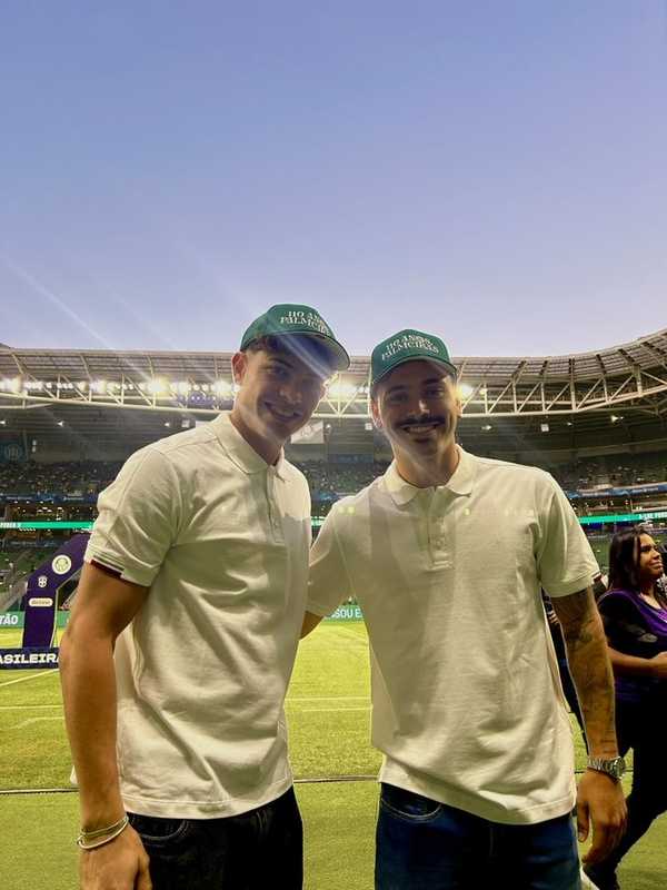 Apresentação de Giay e Mauricio para torcida do Palmeiras no gramado.