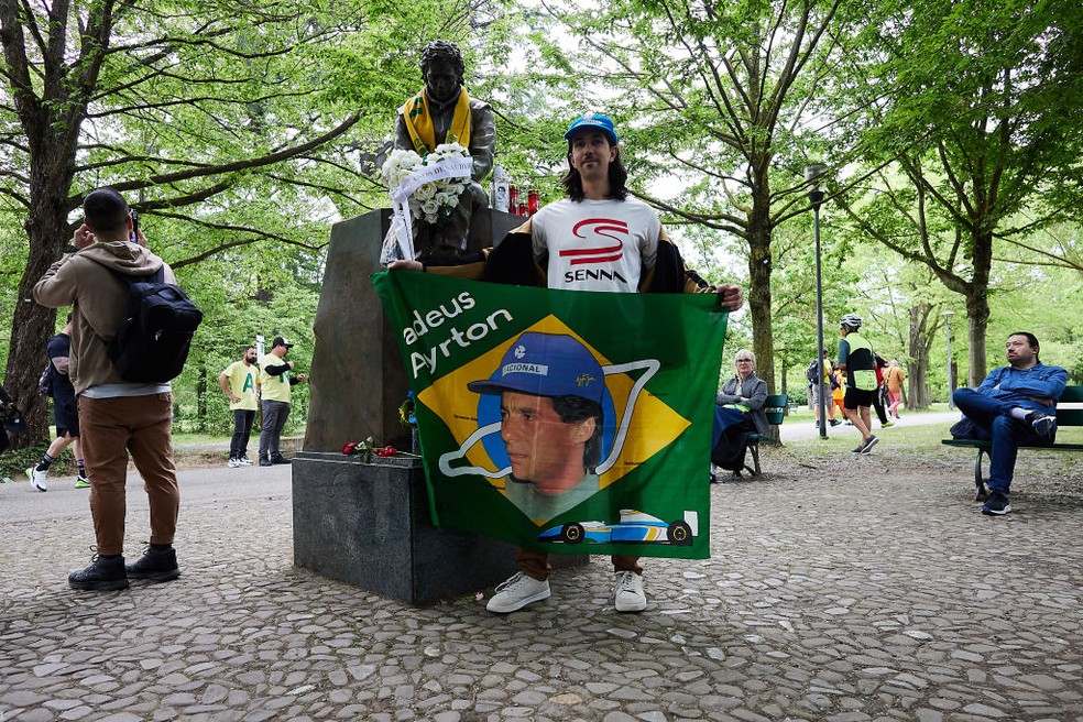 Fãs homenageiam Ayrton Senna em Imola pelos 30 anos da morte do tricampeão de F1 — Foto: Emmanuele Ciancaglini/Getty Images