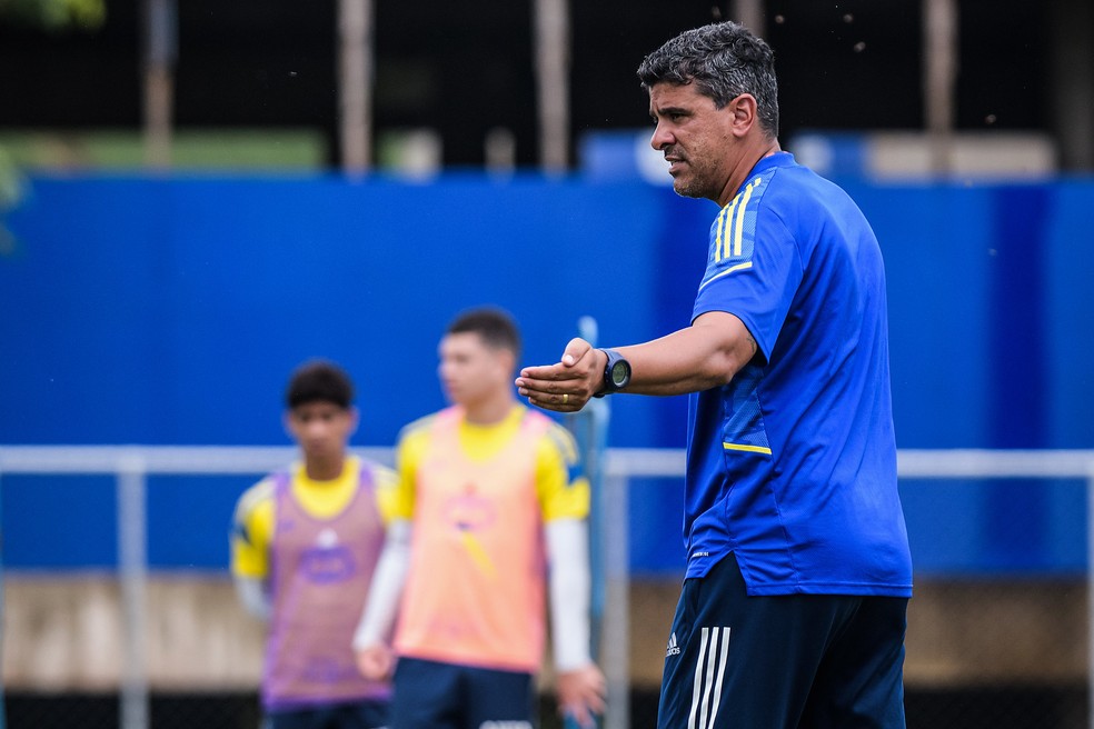 Mário Henrique, na época técnico do Sub-20 do Cruzeiro — Foto: Gustavo Aleixo