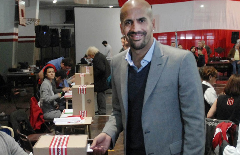 Juan Sebastián Verón foi eleito presidente do Estudiantes em 2014 — Foto: Reprodução/Conmebol