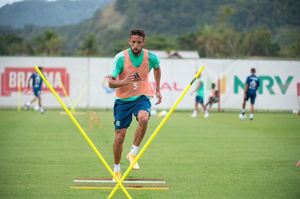 Reforço oficial: Mauricio Isla é apresentado no Ninho do Urubu; assista a  entrevista