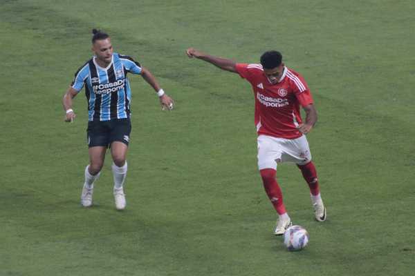 Braithwaite converte pênalti em jogo sem brilho no Gre-Nal do Grêmio.