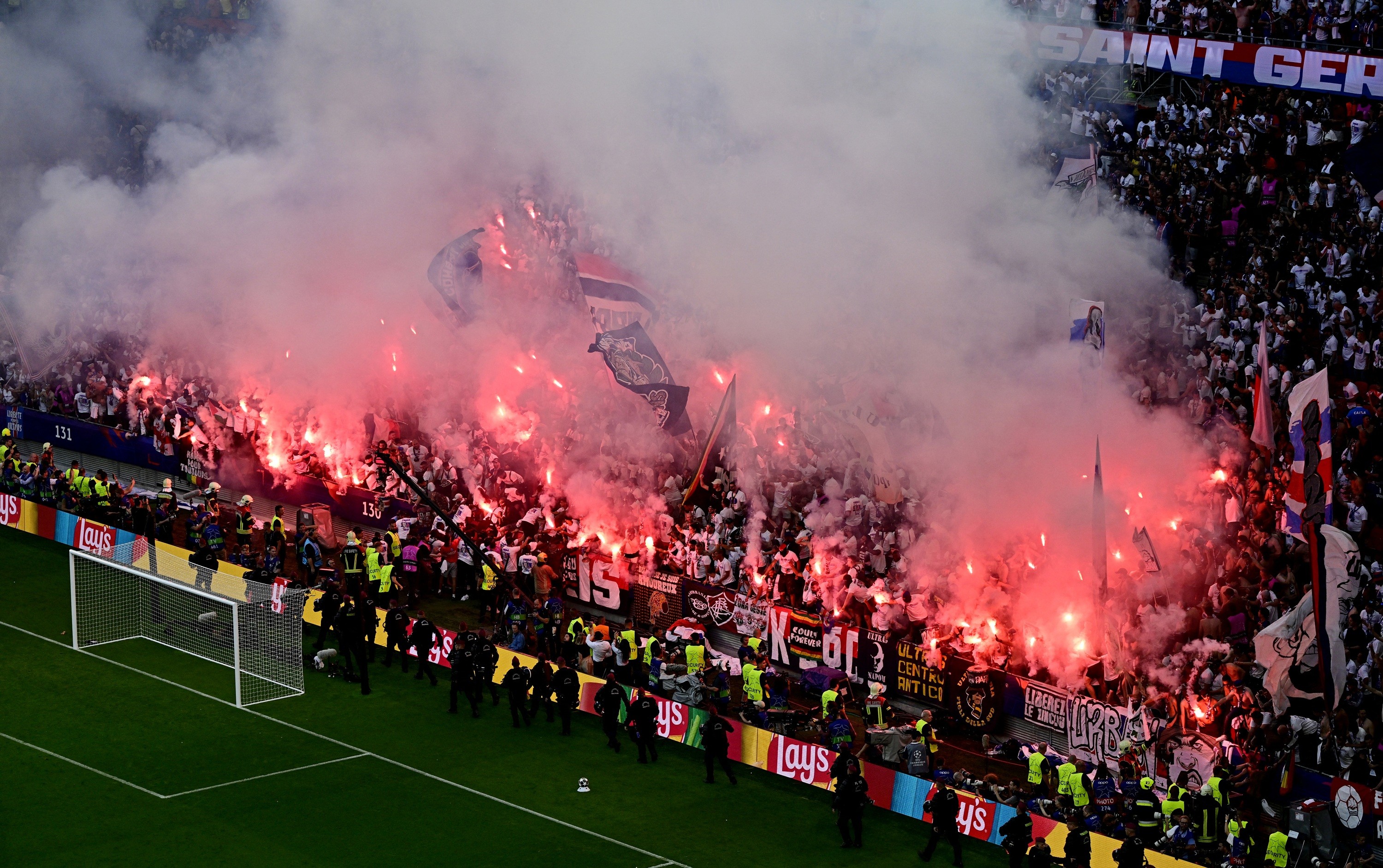 Fumaça causa pânico em torcida do PSG após gol e força polícia a entrar em ação