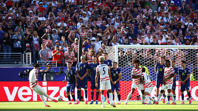 Malik Tillman marca o segundo gol dos Estados Unidos sobre a Bósnia