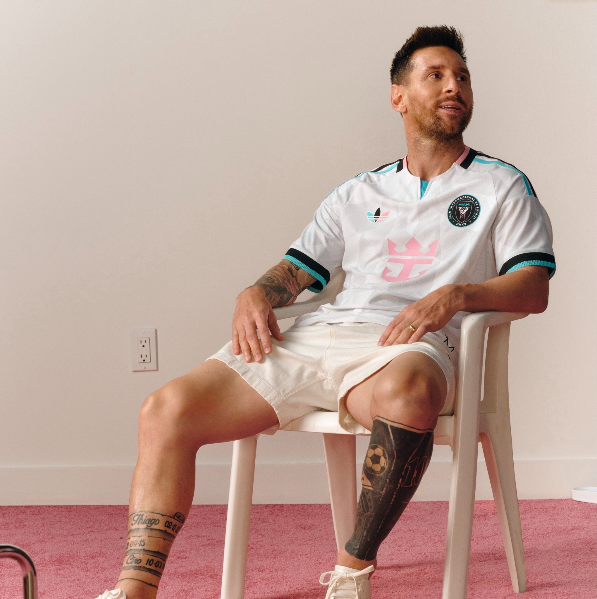Inter Miami lança terceira camisa inspirada em novo estádio e com Messi de modelo; veja fotos
