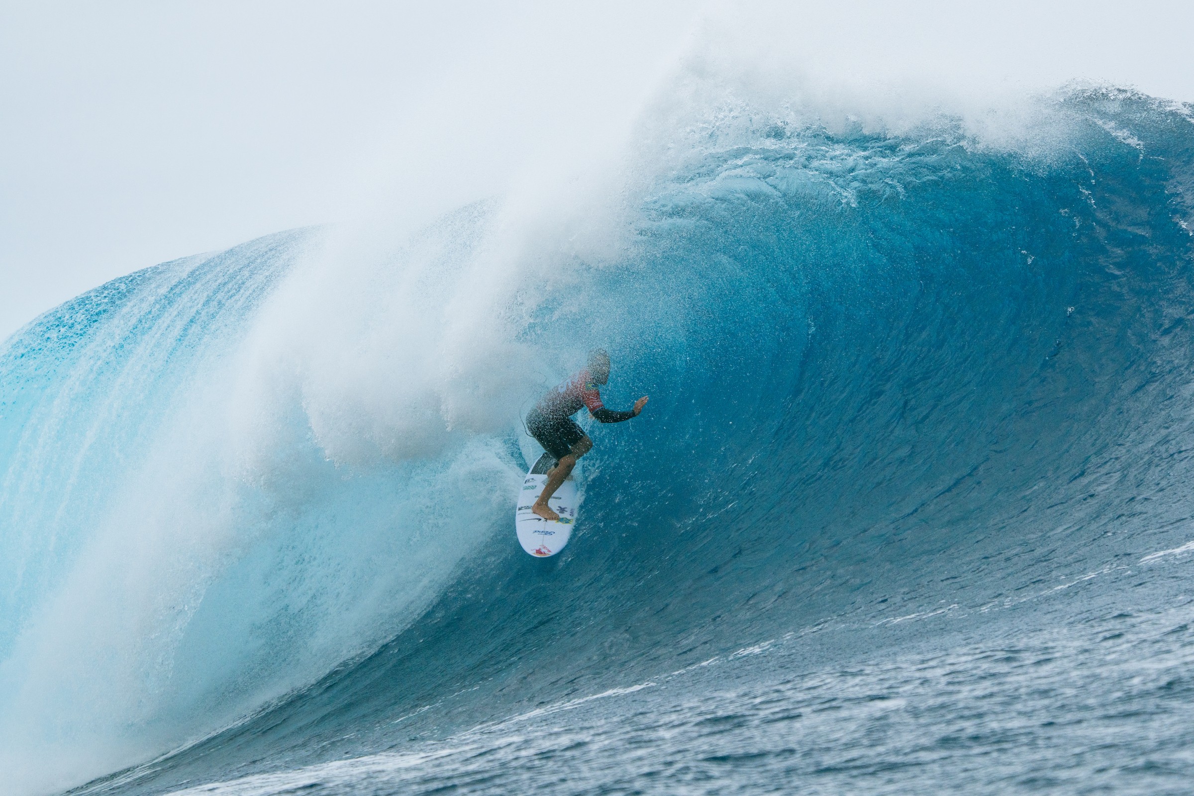 Italo Ferreira avança às quartas de final em Teahupoo, no Taiti | Ge