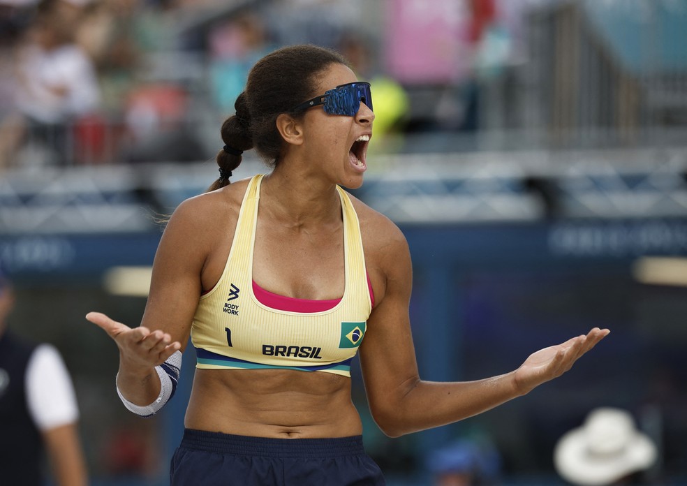 Ana Patrícia reage a ponto na partida pelas quartas de final das Olimpíadas de Paris — Foto: REUTERS/Louisa Gouliamaki