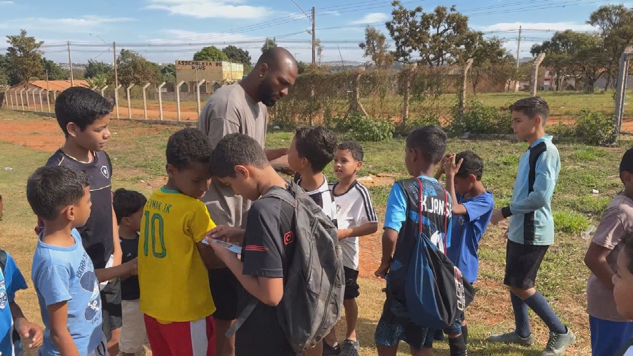 Após voltar da Copa do Mundo, Igor Thiago retorna às origens e visita projeto social em Goiás