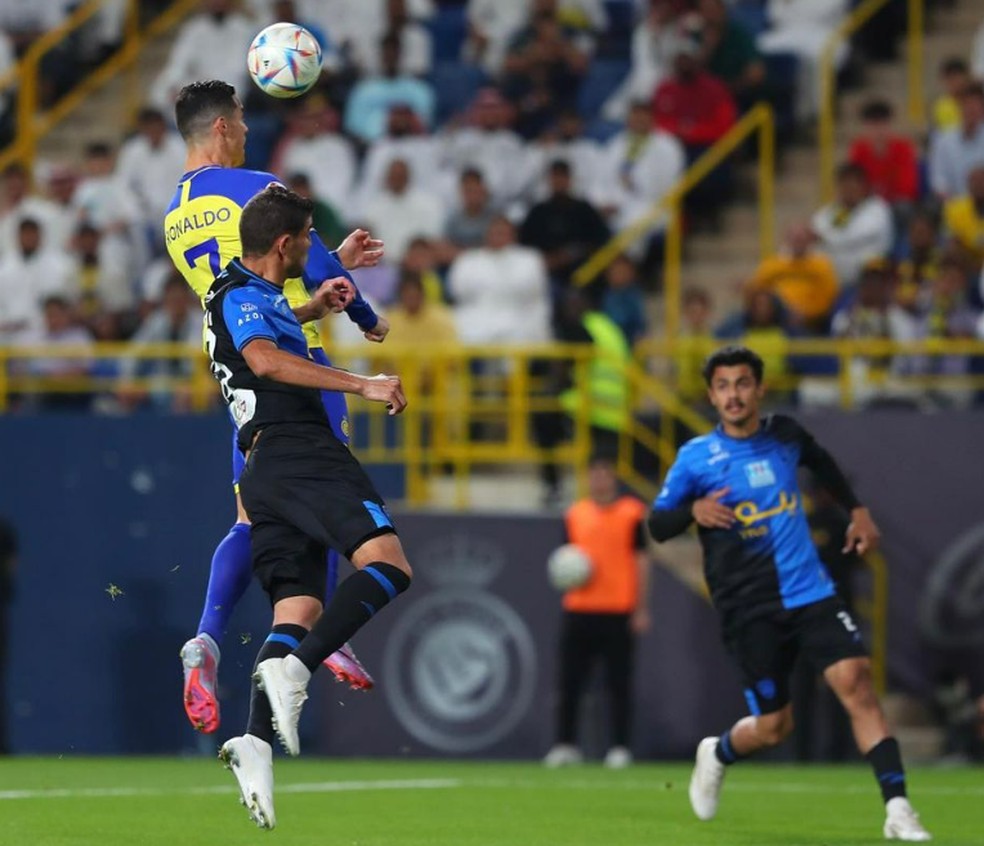 Al-Ittihad tem partida suspensa e Al-Nassr vence com gol de