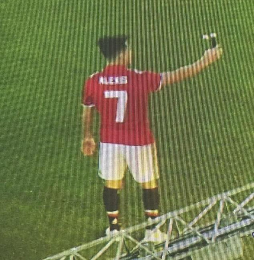 Alexis Sánchez vai a Manchester e tem imagem vazada com a camisa 7