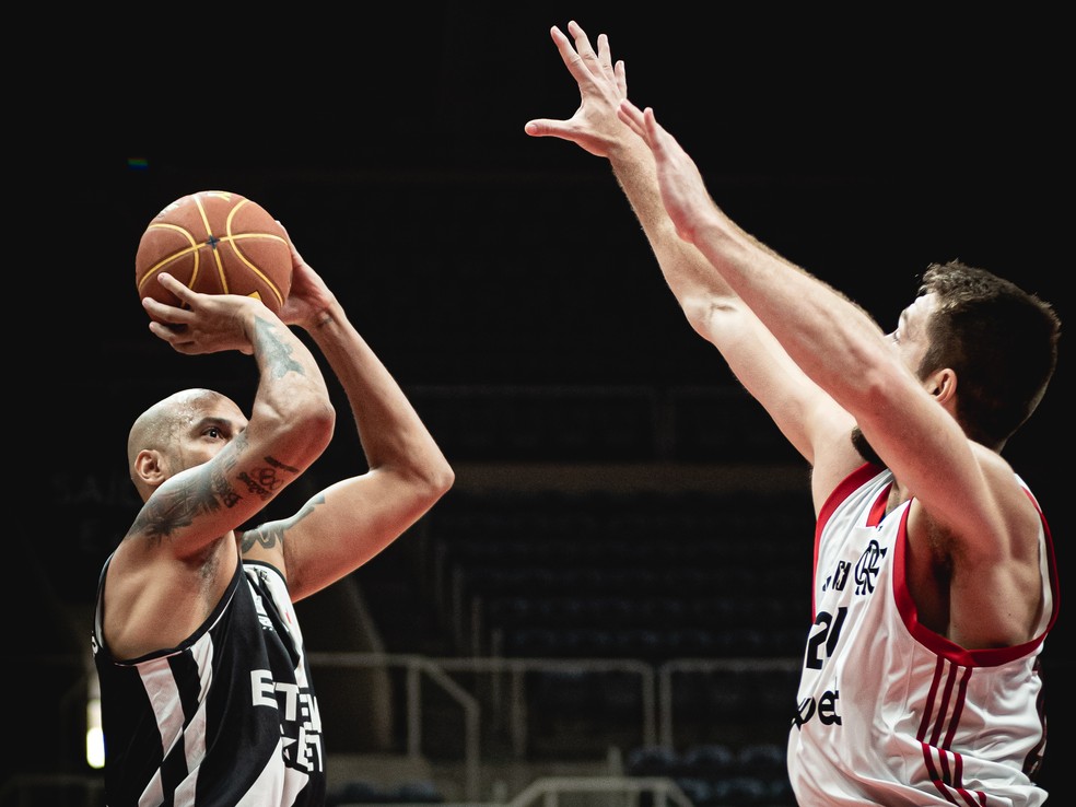 Marquinhos tenta o arremesso contra o Flamengo, pelo Super 8 de basquete
