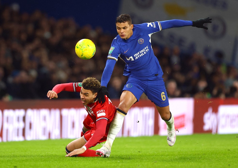 Thiago Silva em ação pelo Chelsea contra o Middlesbrough — Foto: Matthew Childs/Reuters
