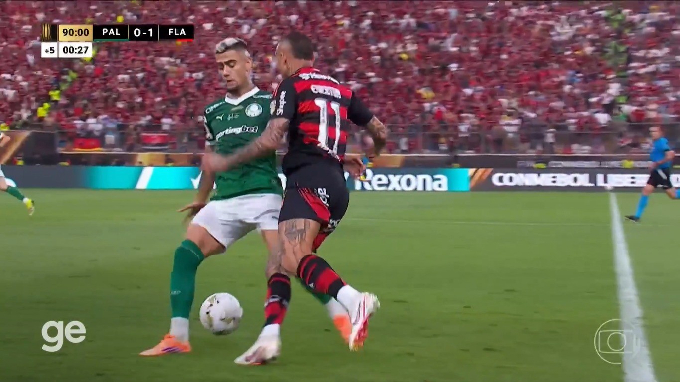 Andreas Pereira leva caneta de Cebolinha na final da Libertadores e vira piada na internet