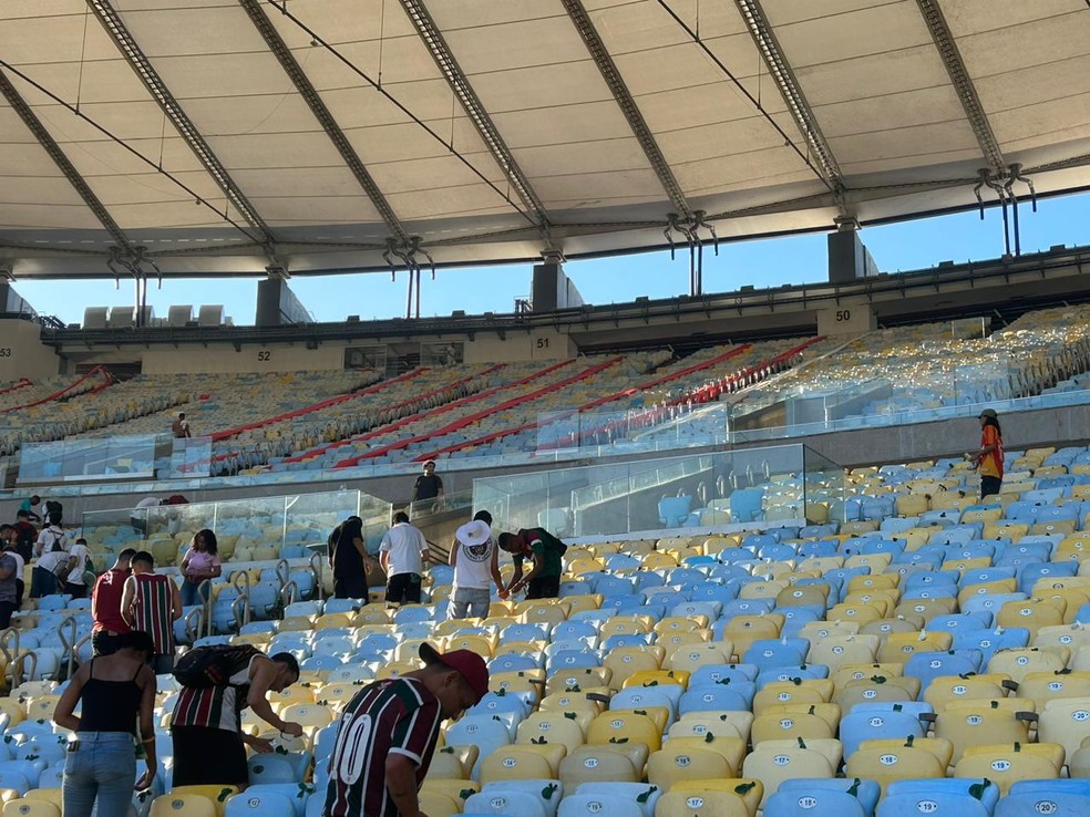 Faixas são colocadas pela torcida do Fluminense no Maracanã — Foto: Gustavo Di Sarli/ge