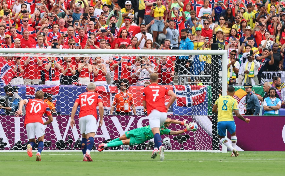 Goleiro Orjan Nyland defende cobrança de Bruno Guimarães em Brasil x Noruega — Foto: Reuters