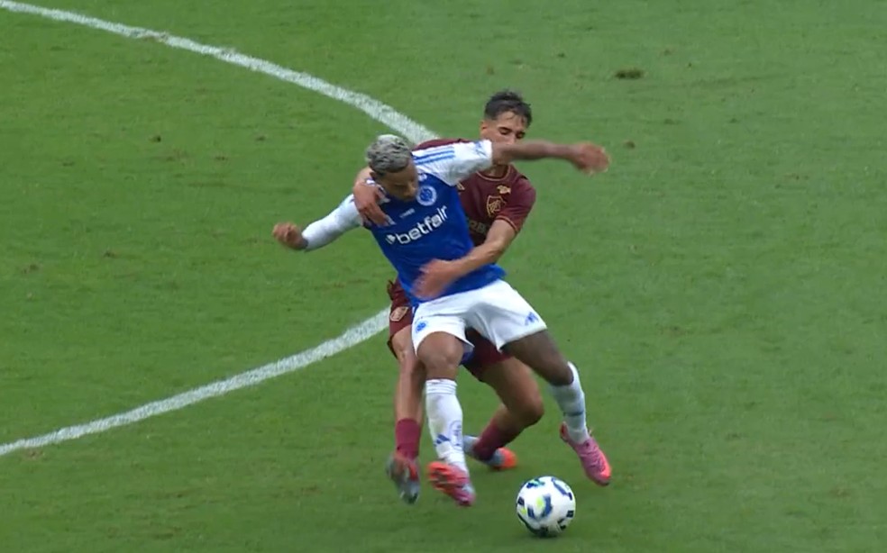 Matheus Pereira, do Cruzeiro, acerta cotovelo no rosto de Bernal, do Fluminense — Foto: Reprodução