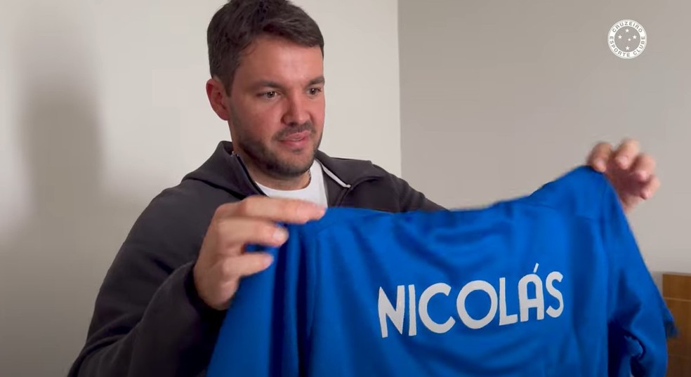 Larcamón recebe a camisa do Cruzeiro — Foto: Divulgação/ Cruzeiro