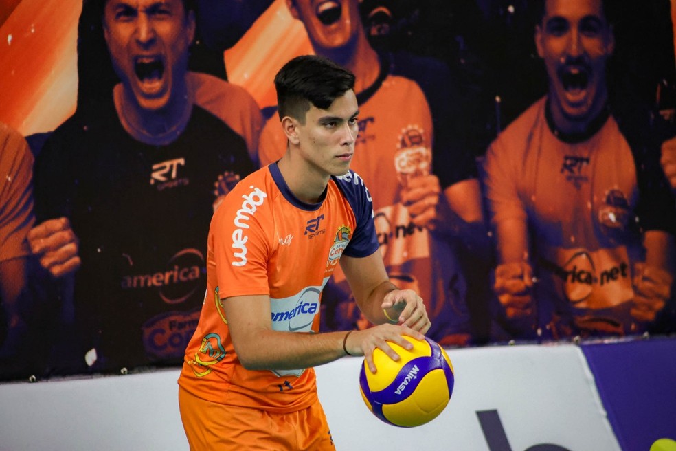 Jovem jogador de vôlei na quadra