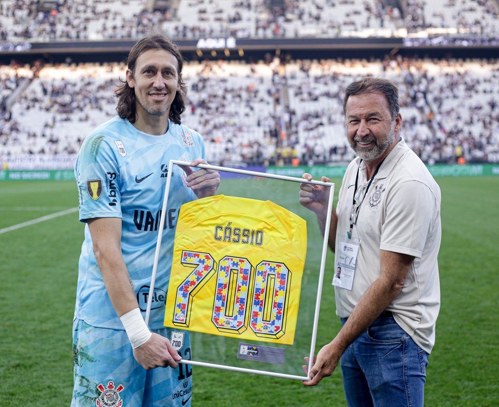 Cássio recebe homenagem pelos 700 jogos pelo Corinthians — Foto: Rodrigo Coca/Agência Corinthians