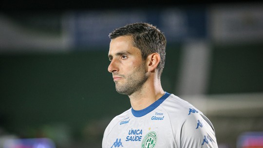 Goleiro do Guarani se solidariza com Muralha por frango, mas brinca: "Vou comemorar bastante"