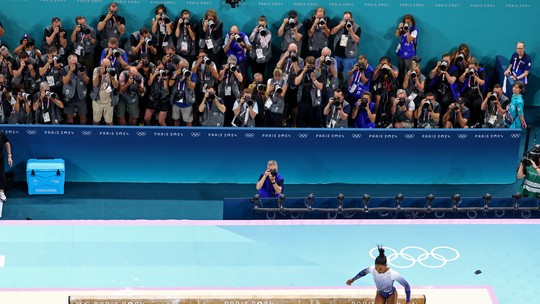 Simone Biles cai na final da trave e fica fora do pódio; veja vídeo