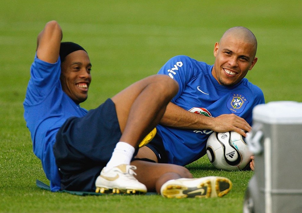 Seleção brasileira favorita em 2006 — Chegar na Copa em crise