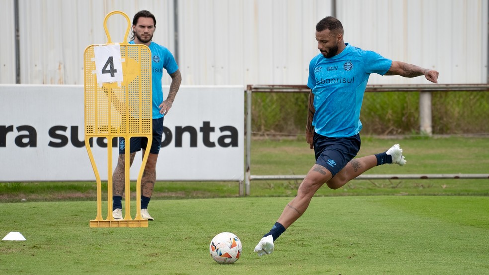 João Pedro Galvão em treino do Grêmio — Foto: Luis Eduardo Muniz/Grêmio FBPA
