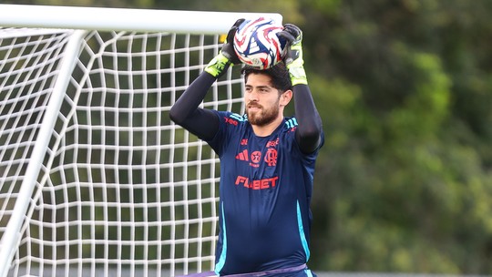 Diego Alves brinca com Rossi: "Por que toma tanta distância quando está ganhando?" - Ex-goleiro participou de bate-papo com o atual arqueiro rubro-negro antes de jogo decisivo contra o Bayern na Copa do Mundo de Clubes