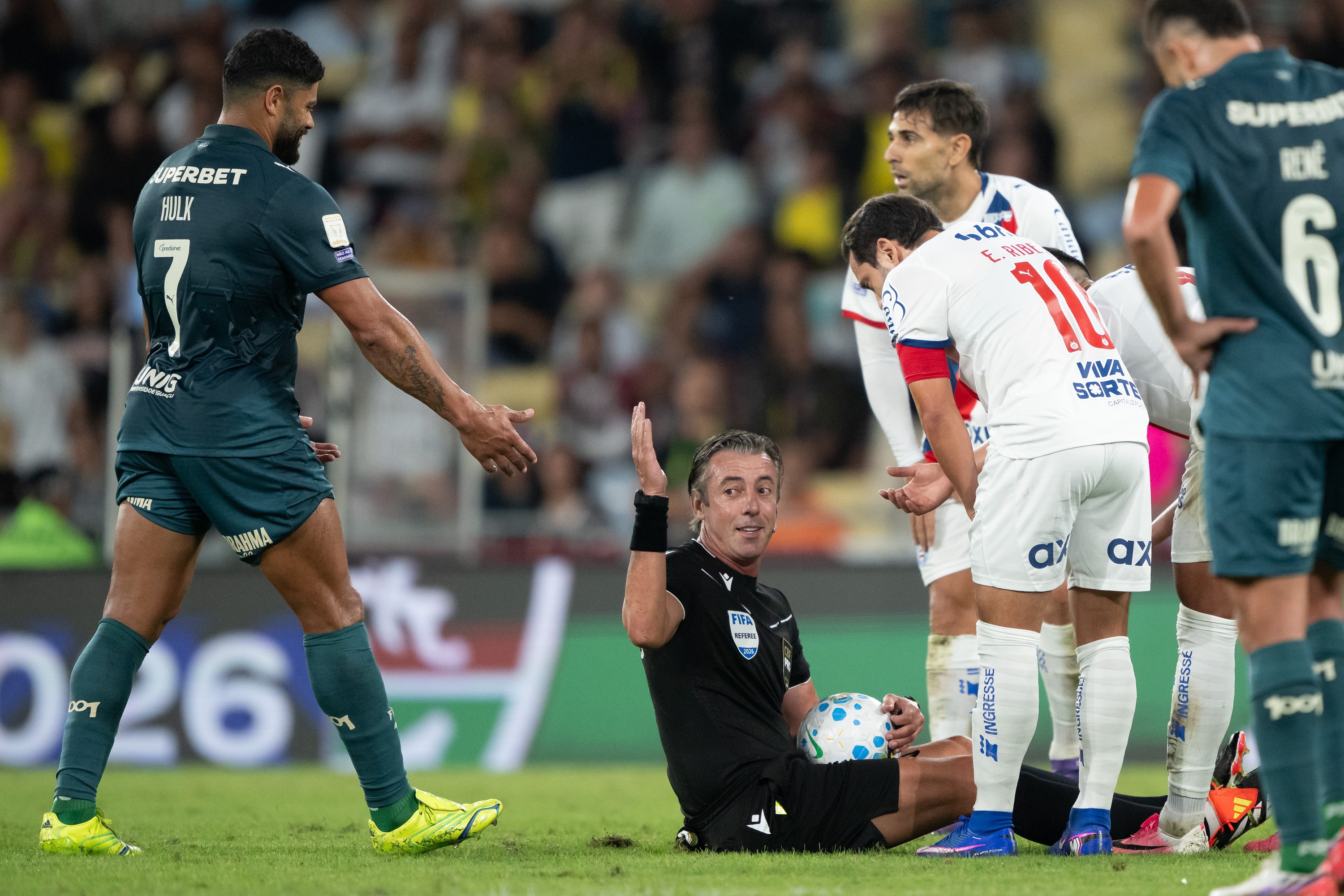 Hulk derruba árbitro durante Fluminense x Bahia no Maracanã