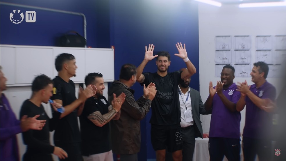 Pedro Raul é ovacionado em vestiário do Corinthians — Foto: Reprodução