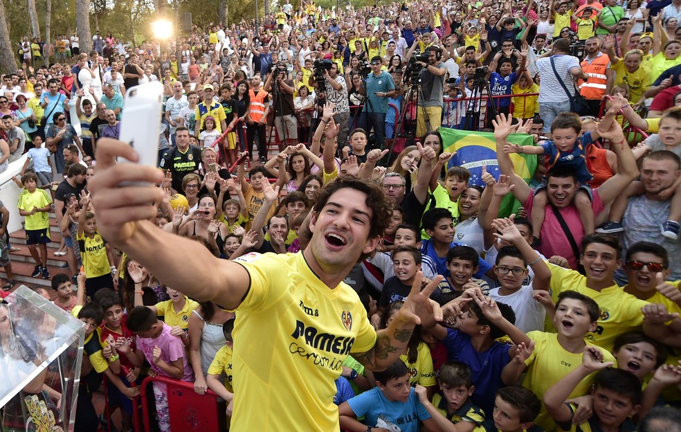 Alexandre Pato em apresentação no Villarreal — Foto: AFP