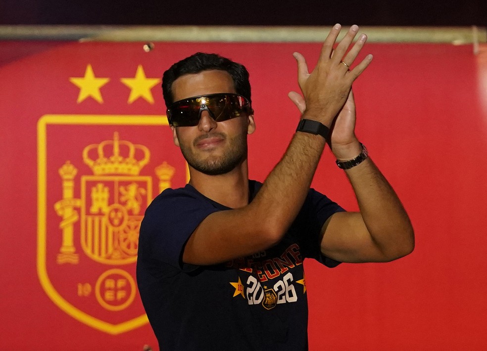 Mikel Merino foi um dos jogadores mais ovacionados na comemoração — Foto: Reuters