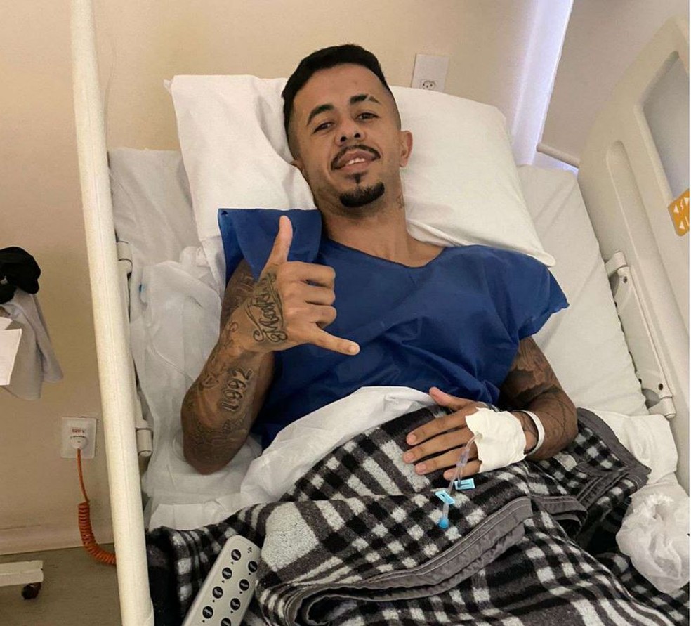 Kelvin, ex-lateral-direito do Bangu, após passar por cirurgia no joelho — Foto: Arquivo Pessoal